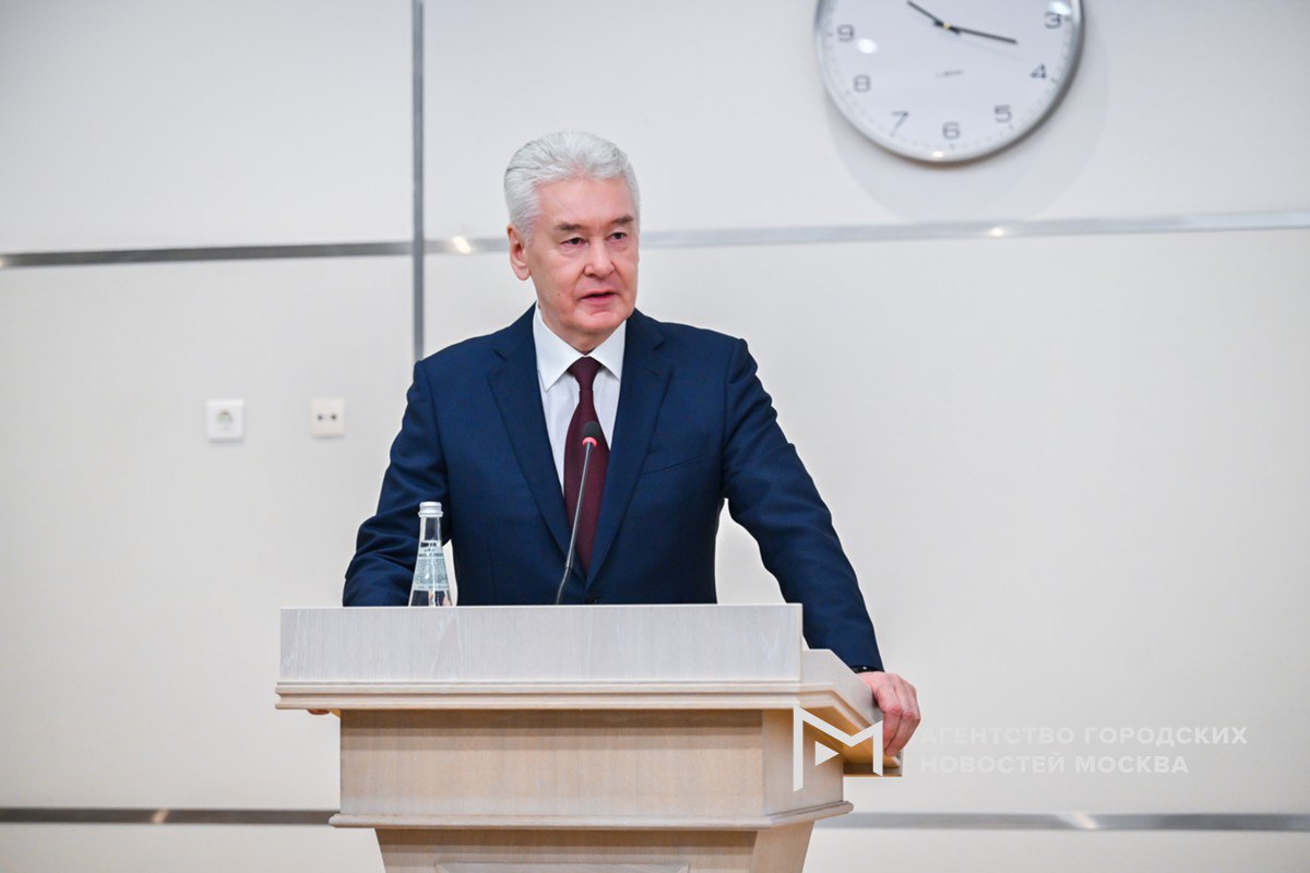Сергей Собянин на ПМЭФ-2025 рассказал, как должна оцениваться эффективность власти. Самое главное не процесс, а результат. Поэтому вся команда должна ориентироваться – что в результате-то? Нужно смотреть, как выросла экономика, как выросли инвестиции, как выросли доходы населения, какое отношение вообще бизнеса к власти. Тогда все понятно, свои места. Тогда понятно, чем ты занимаешься, каких результатов добиваешься. По его словам, в настоящее время количество общих показателей национальных проектов, АСИ, рейтингов губернаторов и так далее насчитывает около 5 тысяч. Поэтому даже с искусственным интеллектом это охватить, проанализировать и учесть, поверьте, очень сложно. Это, наверное, одна из самых сложных работ региональных руководителей. «Москва»