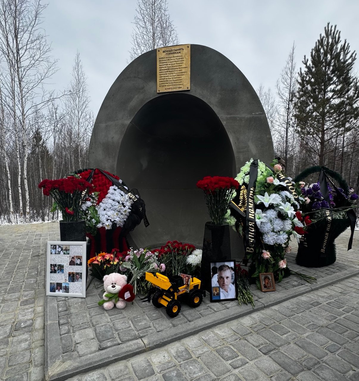 #Помним  В Зейском округе открыли мемориал в память о горняках, погибших на руднике «Пионер»  Мемориал расположили возле трассы «Тыгда – Зея», у поворота на рудник. Открытие памятного места провели сегодня, в годовщину трагедии. На самом мемориале разместили имена всех 13 погибших горняков.    Подписаться   Прислать новость