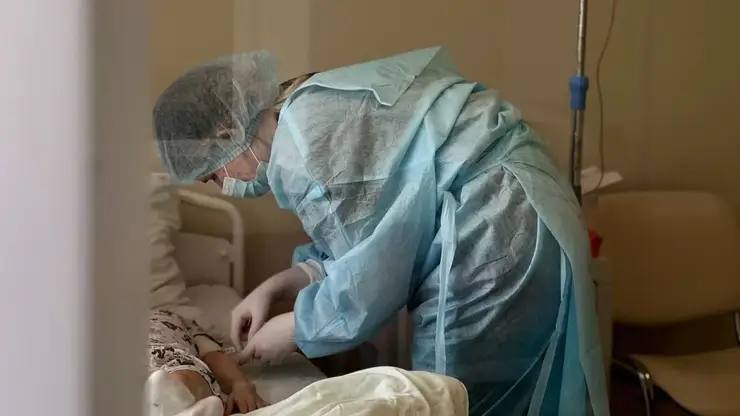 В Красноярске впервые за Уралом провели аллогенную трансплантацию костного мозга ребёнку  Медики краевого центра охраны материнства и детства провели первую в истории Красноярского края аллогенную трансплантацию костного мозга — и впервые за Уралом.   Пациентке — всего 6 лет. У девочки был диагностирован острый лейкоз, сообщили в региональном минздраве. Операция стала возможной благодаря совместной работе краевых специалистов и ведущих федеральных клиник. Над процедурой трудились детские онкологи, гематологи, хирурги и реаниматологи. Команду консультировала врач-гематолог Мария Климентова из НМИЦ им. Д. Рогачёва.  Фото: минздрав Красноярского края       предложить новость