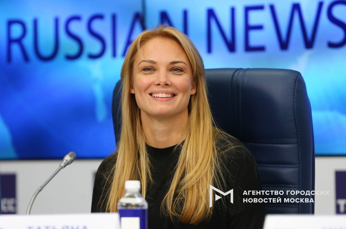 Иск о разводе актеров Марка Богатырева и Татьяны Арнтгольц поступил в московский суд На данный момент материал к производству не принят Марк Богатырев известен главной ролью в сериале Кухня Татьяна Арнтгольц ролью министра культуры СССР Екатерины Фурцевой в сериале Фурцева Пара состояла в браке с 2020 года Подпишись на Агентство Москва Мы в МАХ