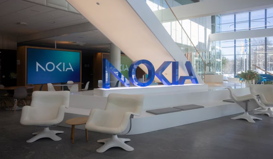 Nvidia купит акции Nokia на сумму около 1 млрд и получит 2 9 в финской компании Последняя будет использовать чипы Nvidia для развития сетей 5G и 6G а Nvidia изучит возможность использования технологий дата центров Nokia в своей ИИ инфраструктуре Акции Nokia на фоне новости выросли более чем на 20 vc ru invest 2304565