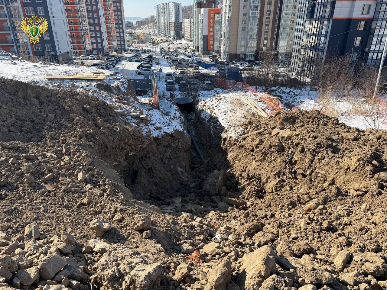 Рабочего засыпало грунтом на строительной площадке во Владивостоке Предварительно установлено что 6 февраля при производстве работ на строящемся объекте в районе жилого дома на улице Борисенко 100е произошло обрушение грунта Из за этого работнику причинен тяжкий вред здоровью Сейчас он находится в больнице Прокуратура проверит соблюдение законодательства в сфере охраны труда и техники безопасности при организации и производстве работ и проконтролирует результаты проверки Государственной инспекции труда по расследованию несчастного случая Фото Прокуратура Приморского края   PrimaMedia в       подпишись 18