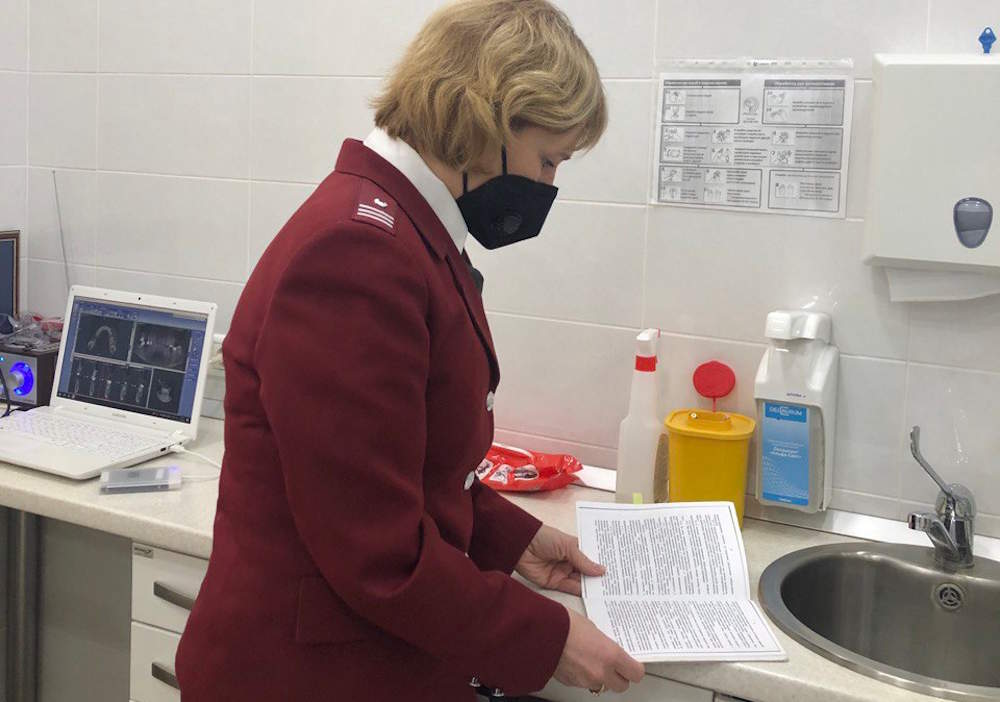 В Перми началось расследование массового отравления школьников, отмечавших выпускной В Перми на прошлой неделе зафиксировано массовое обращение к врачам выпускников одной из школ. Предположительно, они могли отравиться во время празднования в одном из крупных ресторанов Перми. Началось эпидемиологическое расследование. Прокуратура сообщила, что взяла ход расследования на контроль. Представители ресторана заявили 59.ру, что часть продуктов выпускники принесли сами и они не проходили обработку на кухне. Окончательных данных о том, что стало причиной отравления пока нет. >