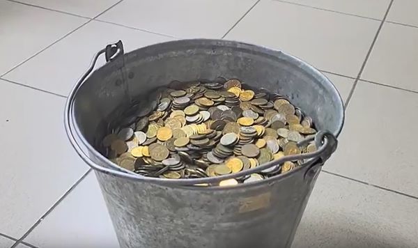 Ведро монет из Бурятии отправится в Москву Монеты будут использованы для создания памятника Живая память благодарных поколений на Поклонной горе Вышедшие из употребления монеты собирают по всей стране сбор ведётся в отделениях Народного фронта В Бурятии к акции присоединились десятки участников среди которых самый большой вклад внесли прихожане Русской древлеправославной церкви Из сплава миллионов монет установят памятник в виде солдатского письма в форме треугольника