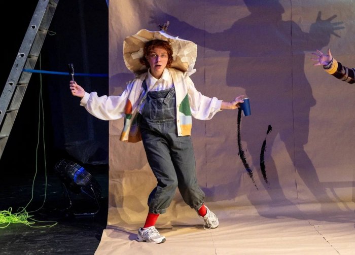 Под крышей Моссовета Незнайка напишет книгу без слов 25 января на Сцене Под крышей Театра Моссовета состоится премьера по мотивам книги Николая Носова Приключения Незнайки и его друзей Режиссером нового воплощения любимой всеми сказки о маленьких человечках стал Федор Парасюк автором инсценировки Анна Богачева Спектакль Незнайка рождался из эскиза творческой лаборатории МТС Live Театр Моссовета детям Федор Парасюк одержавший в ней победу создал с молодой частью труппы театра интерактивную историю которая собирается как аппликация из разных фантазий главного героя Незнайки который стремится убедить своих друзей что сможет написать книгу без слов нарисовать показать напеть насвистеть натанцевать напилить склеить Этим сочинением Незнайки и станет сам спектакль В детстве каждый из нас коротышка Незнайка А с возрастом все постепенно становятся серьезными Знайками Пилюлькиными Тюбиками и так далее Но сперва себя нужно найти Кто ты Зачем ты Эти вопросы сложны так же как и важны А не знаю это отличное начало для удивительной истории рассказывает режиссер Федор Парасюк Фото Елена Лапина Подписаться на Театрал Поддержать донатом