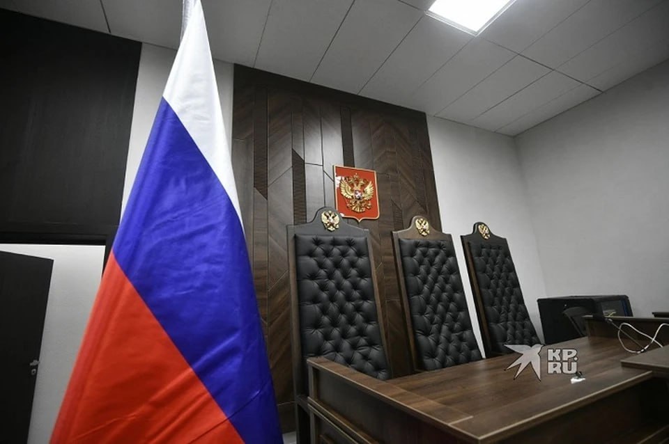 Прокуратура требует у «Облкоммунэнерго» вернуть госсобственность, которую сами власти 10 лет отдавали в руки компании — одного из крупнейших ЖКХ-монстров региона. В иске фигурируют сразу 19 городов и посёлков Среднего Урала с их электрообъектами. Очевидно, схема «перекладывания» муниципального имущества под контроль «Облкоммунэнерго» была выгодна чиновникам и бизнесу, но теперь им же грозит скандал и потеря контроля над активами. Кто и зачем играл на стороне «Облкоммунэнерго», превращая государственные ресурсы в частный ресурс? Очередной мутный передел в тени безответственности власти. Источник: ВЧК-ОГПУ