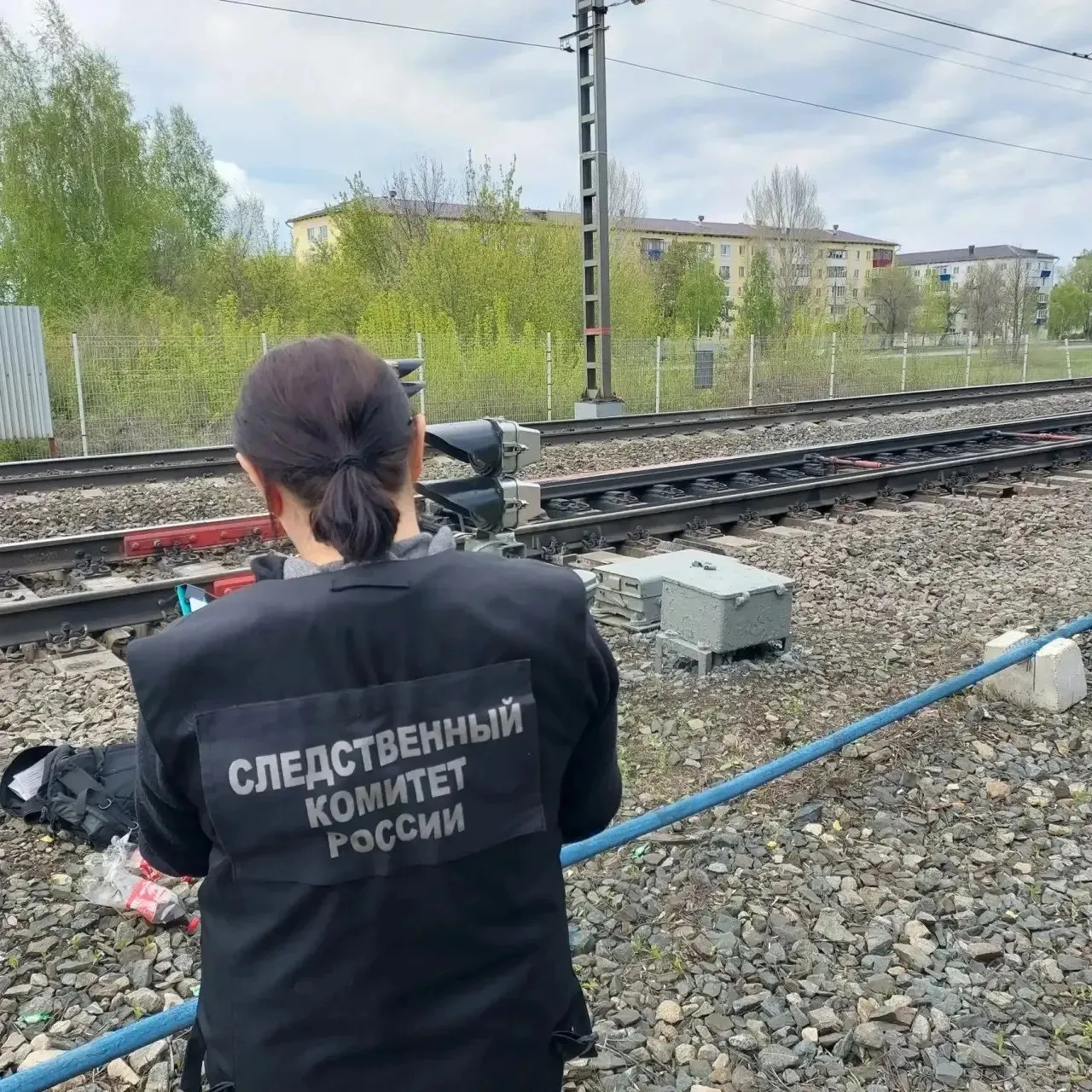 В Самаре поезд сбил подростка он тяжело травмирован Пострадавшего увезли в больницу за его жизнь борются врачи а силовики начали проверку инцидента Как сообщает пресс служба Центрального межрегионального следственного управления на транспорте МСУТ СКР ЧП произошло днем 2 мая 2026 года на станции Стахановская в городе Самаре Пригородным скоростным электропоездом травмирован местный житель 2014 года рождения Пострадавший доставлен в больницу с различными травмами сообщает ведомство   oboz info v samare poezd sbil podrostka on tyazhelo travmirovan