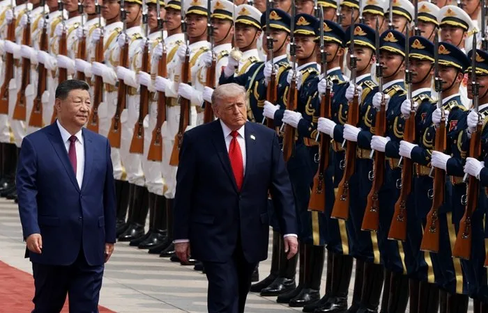 Председатель КНР Си Цзиньпинь и президент США Дональд Трамп в четверг начали переговоры в китайской столице Ожидаю что мы обменяемся мнениями по главным темам которые важны нашим странам и всему миру заявил китайский лидер на открытой для СМИ части встречи Также Си Цзиньпин подчеркнул что стабильные отношения Вашингтона и Пекина выгодны всему миру Он выразил мнение что общих интересов у США и Китая больше чем разногласий Трамп в свою очередь заявил что благодаря встрече в Пекине отношения США и Китая будут лучше чем когда бы то ни было Он выразил надежду на плодотворные переговоры по теме торговли Фото Alex Wong Getty Images interfaxonline