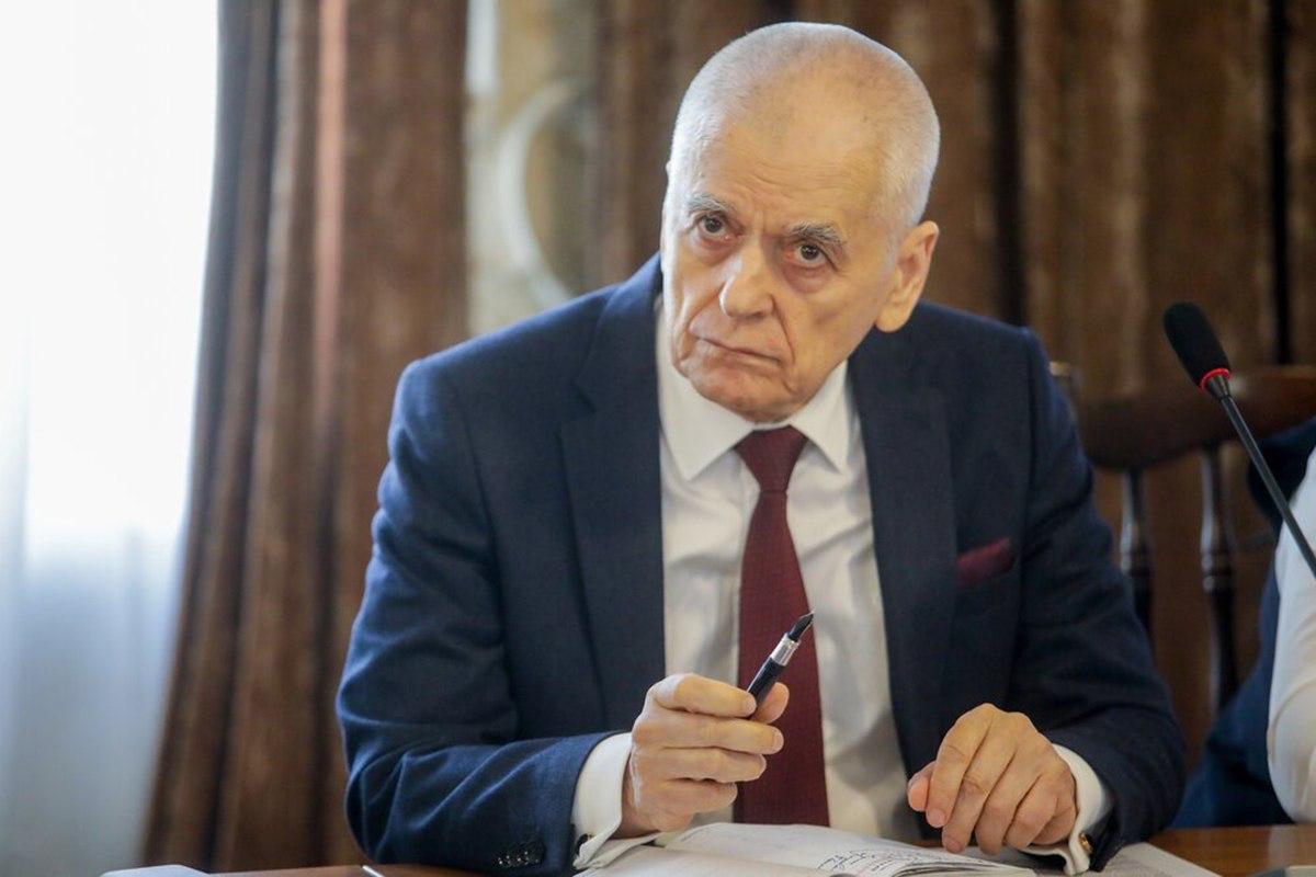 Бывший главный санитарный врач РФ академик РАН Геннадий Онищенко раскритиковал предложение лидера партии Справедливая Россия За правду Сергея Миронова запретить приготовление блюд в супермаркетах и других торговых точках Продажа готовой еды приносит социальное облегчение указал Онищенко www ridus ru n 727889 ridusnews