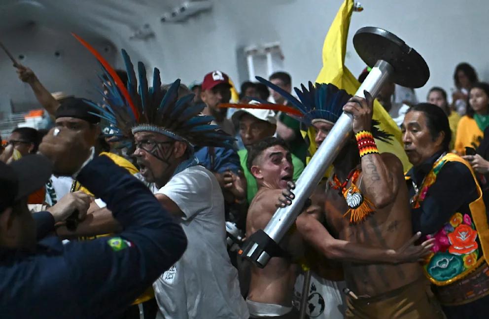 Мы хотим быть не декорацией В Бразилии коренные жители попытались сорвать климатическую конференцию COP30 На климатической конференции ООН в бразильском городе Белен произошли столкновения между коренными жителями и охраной Как сообщает Reuters несколько десятков представителей индейских общин попытались прорваться на территорию конференции COP30 требуя большего участия в решениях по защите Амазонии По словам очевидцев протестующие выкрикивали лозунги после чего выбили дверь в одно из зданий и устроили потасовку с охраной В результате один сотрудник службы безопасности получил ранение головы его ударили каким то предметом Участников конференции на время инцидента не выпускали из помещений После вмешательства полиции протестующие разошлись Недовольство коренных народов связано с тем что несмотря на заявления властей их все чаще исключают из обсуждения вопросов касающихся их земель Мы хотим быть не декорацией на конференции а настоящими участниками решений заявил лидер племени кайапо Раони Метуксире выступая перед журналистами По оценкам экологов в Бразилии уже уничтожено до 20 тропического леса Амазонки Президент Бразилии Луис Инасиу Лула да Силва назвал коренные народы ключевыми защитниками леса однако многие активисты считают что за словами пока не последовали реальные действия BILD Russian