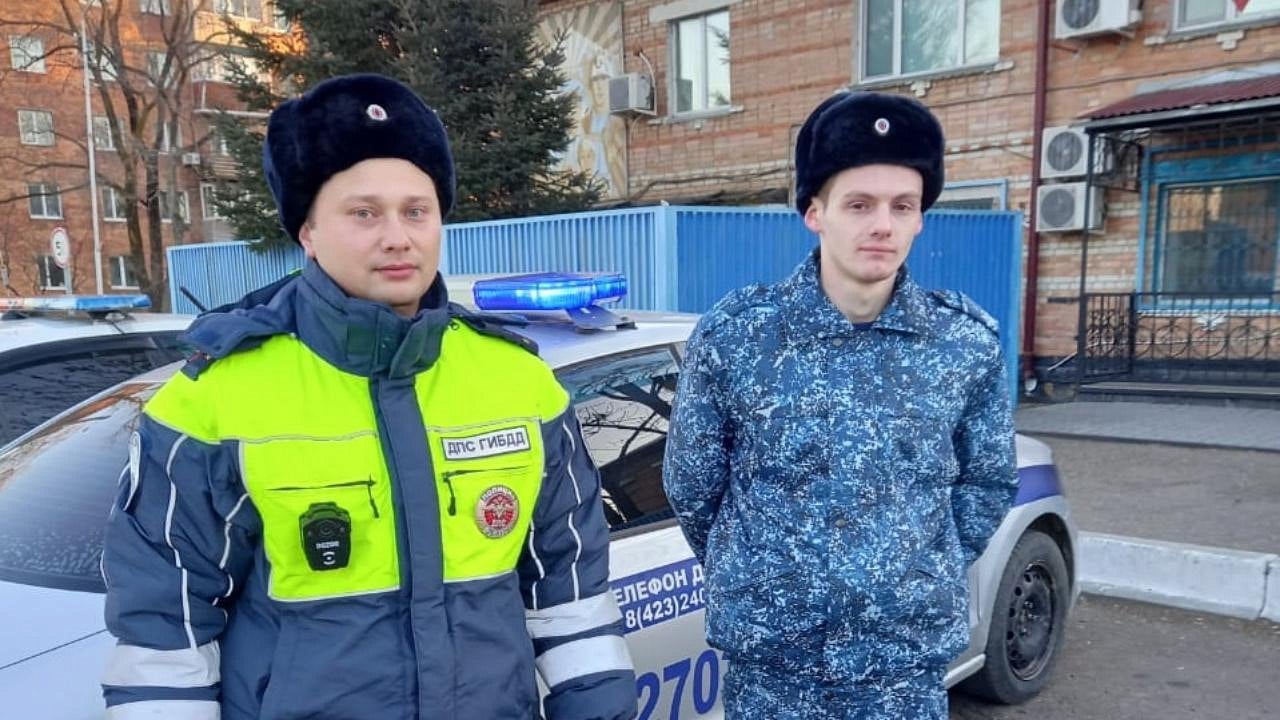 В Приморском крае полицейские помогли эвакуироваться жильцам многоэтажки во время пожара    Вечером в минувшие выходные, когда сотрудник Госавтоинспекции Максим Воробьев и стажёр по должности инспектора ДПС Никита Козак находились на маршруте патрулирования в посёлке Пограничном, они увидели охваченный огнём балкон на четвёртом этаже многоквартирного дома по улице Карла Маркса. О пожаре полицейские сразу сообщили в дежурную часть, попросив прислать скорую помощь и сотрудников МЧС, а сами тем временем поспешили на помощь жильцам.    Максим Воробьев смочил воротник форменного обмундирования водой, после чего, прикрыв дыхательные пути, зашёл в задымлённый подъезд. В квартире, где случился пожар, находилась женщина. Автоинспектор помог ей пробраться сквозь завесу дыма и выйти, а затем передал подоспевшим медикам.    Тем временем Никита Козак, находясь на первом этаже, эвакуировал остальных жильцов. Убедившись, что все люди вышли из квартир, правоохранители известили граждан о необходимости отойти на безопасное расстояние от здания.    Прибывшие на место происшествия огнеборцы вскоре ликвидировали пожар. До окончания тушения огня сотрудники полиции находились на месте происшествия, обеспечивали беспрепятственный проезд автомобилей спецслужб, оказывали психологическую поддержку погорельцам. Благодаря правоохранителям трагедии удалось избежать.