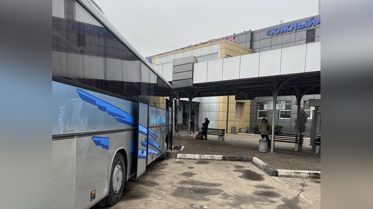 Стартовали пассажирские перевозки по новому межрегиональному маршруту между Ставропольским краем и Донецкой Народной Республикой С 19 февраля запущен в работу рейс по перевозке пассажиров автобусами по новому межрегиональному маршруту Ставропольский Автовокзал Автостанция Южный г Донецк   Отправление в прямом направлении из г Ставрополя осуществляется через день в 06 50   Прибытие в г Донецк в 16 00 в день отправления   Промежуточные остановки предусмотрены с Донское в 07 45 с Красногвардейское в 08 50 ст Егорлыкская в 10 47 г Ростов на Дону АВ Главный в 12 20 г Ростов на Дону Областной АВ Центральный в 12 45   В обратном направлении отправление из г Донецка осуществляется через день в 08 50   Прибытие в г Ставрополь в 18 15   Промежуточные пункты предусмотрены г Ростов на Дону Областной АВ Центральный в 12 10 ст Егорлыкская в 14 40 с Красногвардейское в 16 25 с Донское в 17 20   Актуальную информацию о расписании рейсов необходимо уточнять на сайте автовокзалов ФБУ Росавтотранс содействует субъектам Российской Федерации в организационных вопросах установления новых маршрутов с учётом требований действующего законодательства касающихся правил оказания услуг проезда пассажирам на автобусных маршрутах межрегионального сообщения Российской Федерации Государстводлялюдей Подписаться в Telegram MAX
