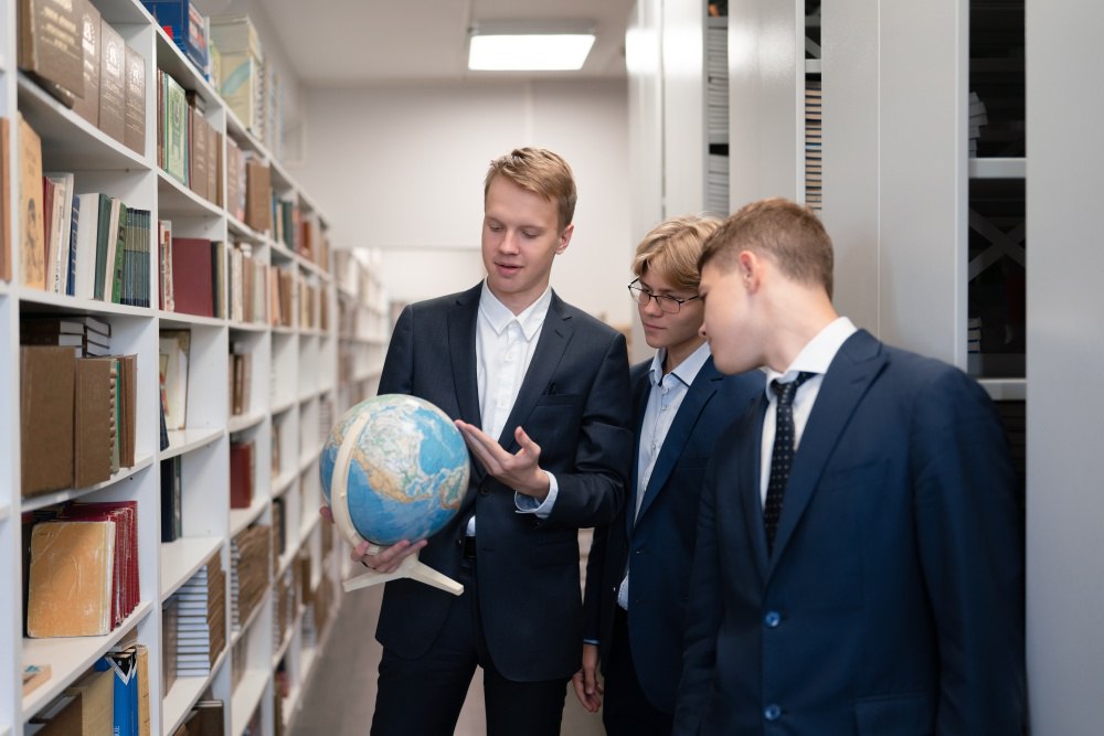 Минпросвещения России Владимир Путин поручил организовать новую олимпиаду и подготовить единые учебники по географии Президент Российской Федерации Владимир Путин поручил Правительству России рассмотреть вопрос о проведении в 2026 году олимпиады по географии для школьников из государств участников БРИКС и других дружественных иностранных государств а также обеспечить создание единой государственной линейки школьных учебников по географии Соответствующие поручения даны по итогам XVII съезда Русского географического общества и заседания попечительского совета организации