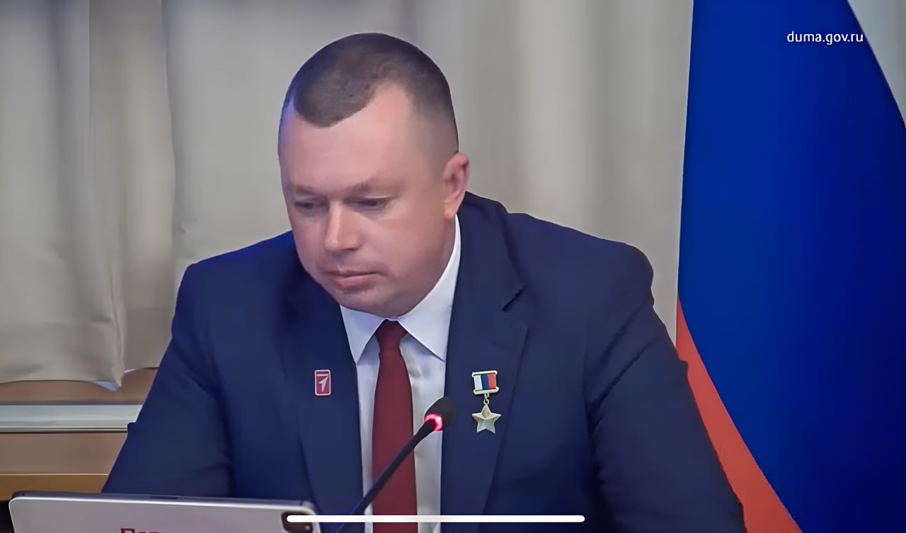 В Государственной Думе состоялось расширенное совещание Комитета по молодёжной политике совместно с Движением Первых В своём докладе рассказал о деятельности Движения Первых на территории нашей Республики, ходе реализации летней оздоровительной кампании, а также о программе «Луганский характер». Кроме этого, вместе с другими участниками заседания обсудили вопросы повестки: Реализация закона о «Движении Первых», развитие инфраструктуры региональных отделений Движения О привлечении наставников для противодействия травле и работе с «трудными подростками» Перспективы сотрудничества «Движения Первых» с частным сектором Движение Первых продолжает активно развиваться и укреплять свои позиции как важная площадка для самореализации молодого поколения. Такие встречи позволяют сделать работу с молодёжью ещё более эффективной и направленной на достижение значимых результатов.