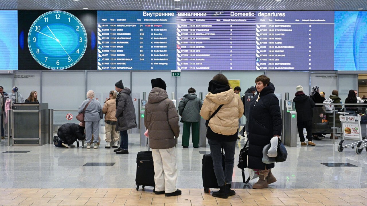 Росавиация: московские аэропорты работают в обычном режиме на фоне непогоды Шереметьево, Домодедово, Внуково и Жуковский оснащены необходимыми силами и средствами для обслуживания самолётов в условиях мокрого снега. По данным ведомства, из-за дополнительной обработки воздушных судов противообледенительными жидкостями кратковременно задержаны три рейса. На запасном аэродроме после ухудшения погоды приземлился один борт. Подпишись на «Говорит Москва»