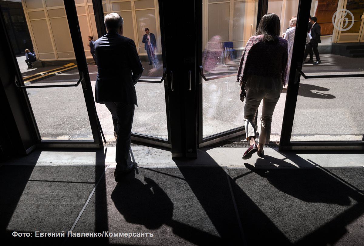 Объемы ввода офисной недвижимости на горизонте ближайших двух лет будут демонстрировать снижение по итогам 2026 года в Москве появится на 2 5 4 меньше офисов в 2027 году этот показатель сократится на 9 23 Девелоперы откладывают запуск проектов из за роста себестоимости строительства и отделки дефицита рабочей силы и постепенно замедляющегося спроса При этом арендные ставки и цены продажи офисных объектов вопреки охлаждению рынка продолжают расти Ъузнал