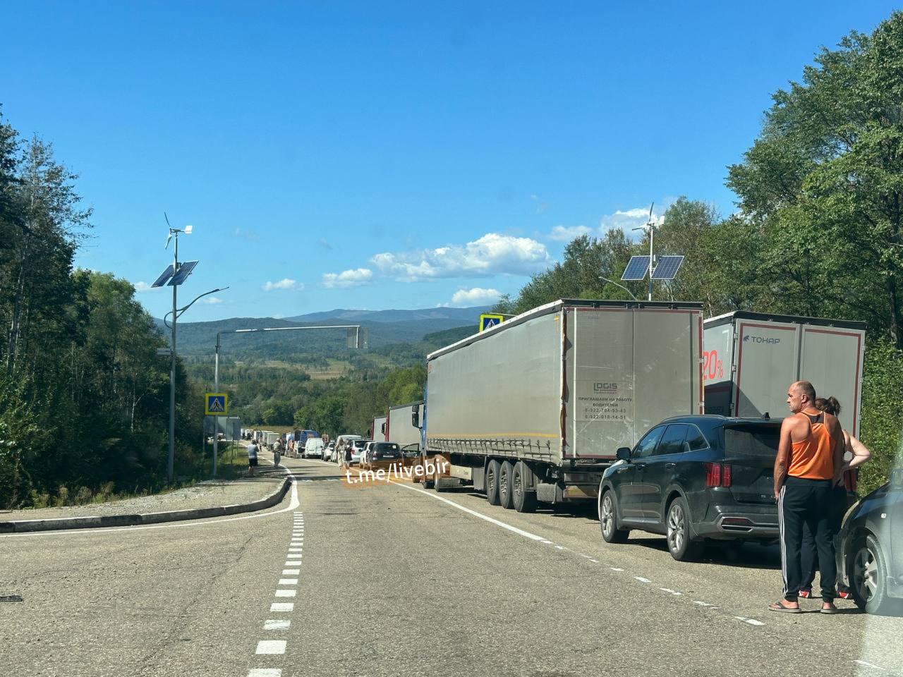 Образовалось многокилометровая пробка в районе моста р. Никита в ЕАО  На подъезде к п. Бира перекрыт проезд.   По словам очевидцев, на месте скопления машин работает автокран.  Подробности уточняются.      Прислать новость