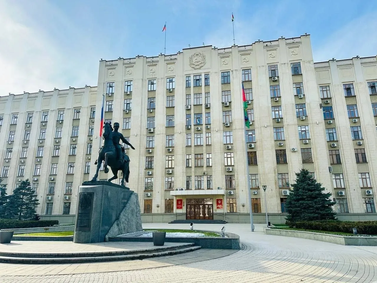 Резервисты Кубани на специальных сборах с 1 мая 2026 года получат ежемесячную материальную помощь в 50 тысяч рублей Соответствующее постановление подписал губернатор Краснодарского края Вениамин Кондратьев В условиях проведения специальной военной операции необходимо защищать энергетические транспортные и другие объекты жизнеобеспечения региона Кубанцев из мобилизационного резерва направленных на специальные сборы для охраны критически важных объектов поддержим краевой выплатой Ежемесячно будем платить материальную помощь в 50 тысяч рублей отметил Вениамин Кондратьев Ежемесячную материальную помощь в 50 тысяч рублей получат жители Краснодарского края пребывающие в мобилизационном людском резерве и направленные на специальные сборы с 1 мая 2026 года Читайте нас в MAX