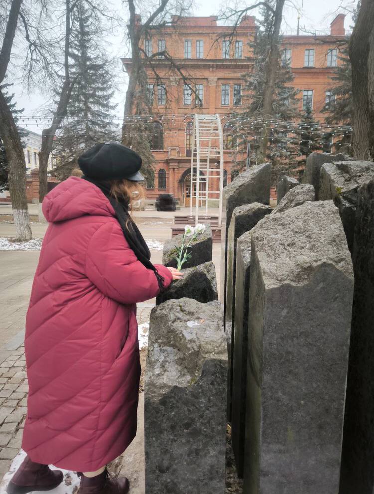 В Калуге активисты возложили цветы в память об Алексее Навальном  и Борисе Немцове  Активист Константин Ларионов с другими местными жителями возложили цветы к памятнику жертвам репрессий:    «Февраль, кажется, стал временем трагедий честной политики, чудовищным торжеством зла.  В память об жертвах репрессий, в своём праве норм закона, каждый из нас возложил белые гвоздики к Калужскому мемориалу. Не больше не меньше — как символ, что надежда на добро ещё не угасла.  Февраль — самый короткий месяц в году, последний холодный и мрачный, за которым обязательно наступает оттепель».     — Даже после смерти Алексей Навальный остается в перечне «террористов и экстремистов» Росфинмониторинга.   #калуга   Подписаться   Поддержать RusNews