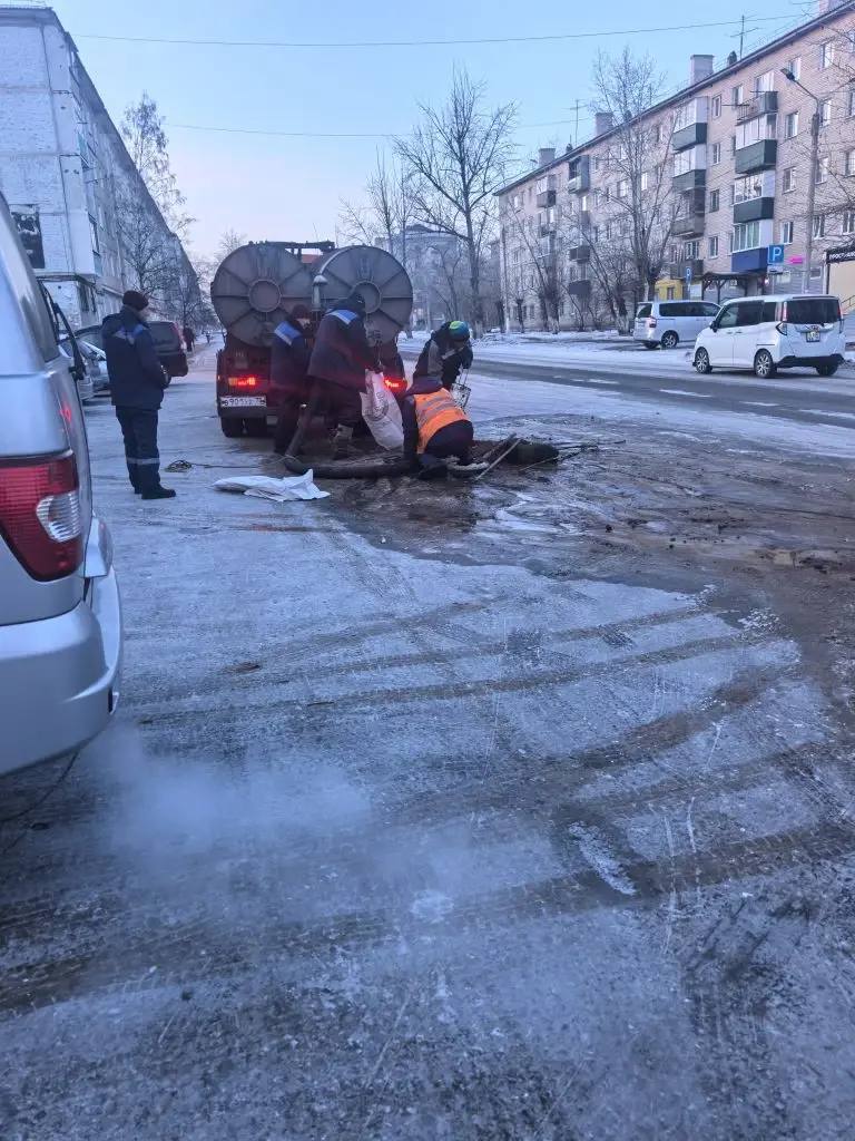 Трубопровод прорвало в поселке Текстильщиков По информации тг канала администрации Черновского района отключили воду по адресам улица Текстильщиков дома 1 2 3 5 6 7 8 9 11 12 13 36 37 улица Весенняя дома 2 4 6 8 10 12 24 26 28 улица Назара Широких дома 1 2 3 4 5 6 7 12 Водоканал сообщает что работы по устранению порыва планируют проводить до 20 00 Фото тг канал администрации города   zabrtk MAX VK