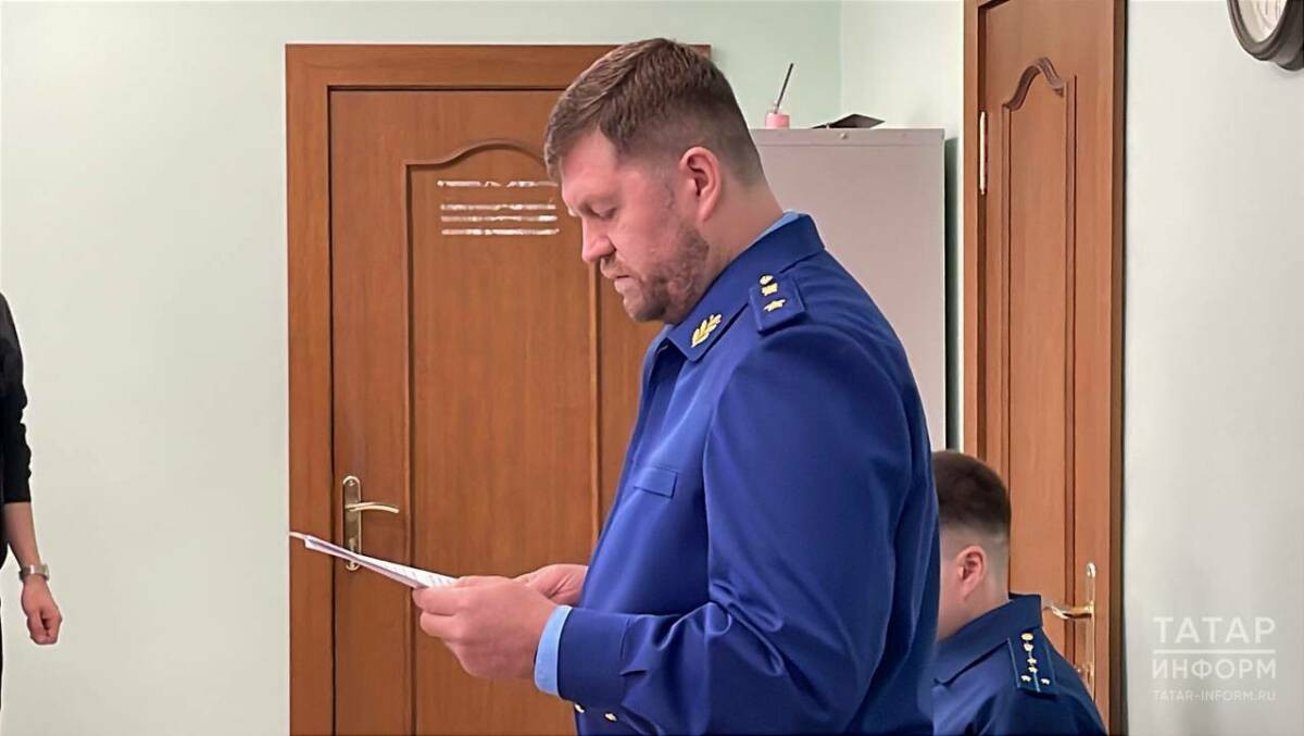 ‍ Прокурор РТ запросил пять лет колонии-поселения для виновницы аварии с тюбингом  Сегодня прокурор Татарстана Альберт Суяргулов запросил пять лет колонии-поселения для виновницы аварии с тюбингом.  «Прошу назначить наказание в виде пяти лет лишения свободы в колонии-поселения с запретом деятельности, связанной с управлением транспортом», – сказал Альберт Сурягулов на заседании.  По версии следствия, 8 января в казанском поселке Аракчино Эвелина Якупова привязала к своему автомобилю тюбинг, в котором решила прокатить подругу, 20-летнюю Дарью Акинову.В какой-то момент автомобиль разогнался, и «ватрушка» с девушкой на скорости врезалась в дорожный знак.  Пострадавшую 20-летнюю девушку доставили в больницу, где она скончалась. Обвиняемая Эвелина Якупова рассказала врачам, что ее подруга скатилась на тюбинге с горы и врезалась в забор. На место происшествия приехали два молодых человека, которые забрали ту злополучную «ватрушку» и скрыли следы крови. Этот момент, как и момент столкновения тюбинга с дорожным знаком, был запечатлен камерами уличного видеонаблюдения.  После смерти девушки следователи выехали на место, чтобы осмотреть забор, в который якобы врезалась Дарья Акинова. Тогда и закрались подозрения, что водитель что-то скрывает. Вскоре стали известны все подробности происшествия и девушку поместили под стражу.  В свою очередь адвокат Эвелины Якуповой настаивает на переквалификации дела. «Прошу изменить категорию преступления на менее тяжкое. В случае переквалификации я беру на себя смелость и ходатайствую о прекращении уголовного дела за примирением сторон. В ходе допроса потерпевшей [матери погибшей] было выяснено, что она примирилась с моей подзащитной. Прошу прекратить уголовное дело за примирением сторон», – заявил адвокат.   Подпишитесь: