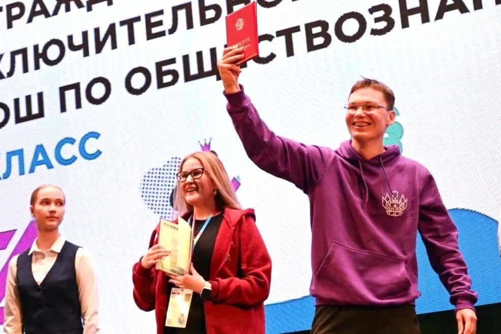 В 2025 году 15 тысяч кубанских ребят стали победителями и призерами творческих конкурсов и интеллектуальных состязаний Об этом сообщила министр образования и науки Краснодарского края Елена Воробьева Наши ребята ежегодно представляют регион в интеллектуальных состязаниях 15 тысяч школьников стали победителями и призерами олимпиад творческих конкурсов и интеллектуальных состязаний Они включены в Государственный информационный ресурс о талантливых детях Самой престижной является всероссийская олимпиада школьников На ее заключительном этапе наши дети завоевали 44 награды 10 дипломов победителей и 34 призеров Это лучший показатель за последние 15 лет отметила Елена Воробьева Читайте нас в МАХ