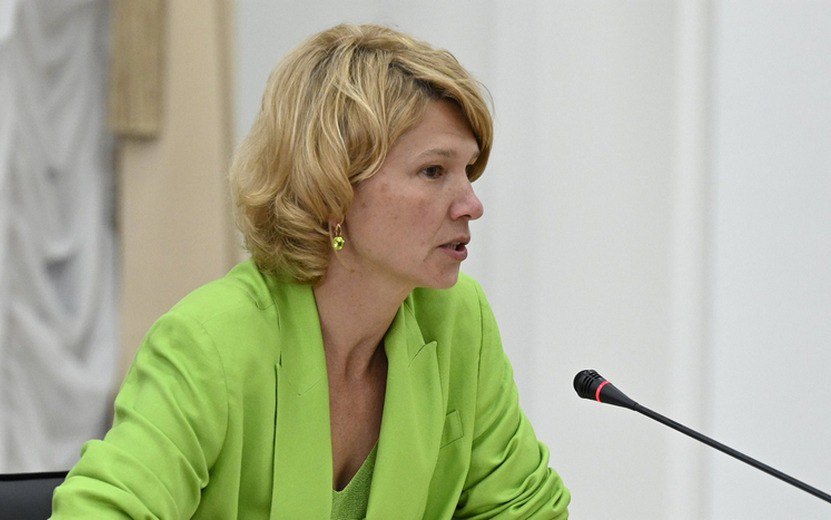 Письмо министру Председатель Совета по правам человека при Президенте России Валерий Фадеев направил министру сельского хозяйства России Оксане Лут письмо с извинениями от жительницы Можги Евгении Рогозиной которая обвиняется в публичных призывах к терроризму Поводом для уголовного преследования стал комментарий Сжечь ведьму под постом с цитатой министра о повышении цен на масло Кроме того Фадеев уведомил об этом генпрокурора РФ Игоря Краснова Рогозина Е Н находится в следственном изоляторе уже 7 месяцев и является матерью двух малолетних детей Она глубоко раскаивается в случившемся и попросила нашу коллегу оказать содействие в передаче О Н Лут письма с личными извинениями Полагаем что этот факт заслуживает внимания государственного обвинителя по указанному уголовному делу говорится в письме Ранее Рогозина заявляла что не имела злого умысла при написании комментария Внесена в перечень экстремистов и террористов Росфинмониторинга Фото правительство РФ izhlife ru Удмуртия Ижевск
