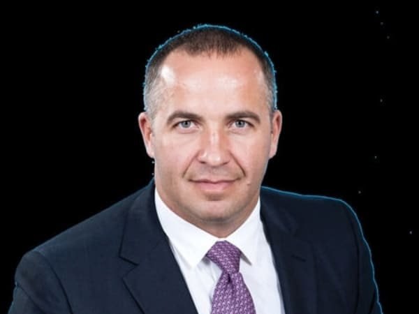 В Батайске задержали бизнесмена и депутата Гордумы Олега Никитченко На депутата завели уголовное дело а на прошлой неделе у него дома и в администрации города прошли обыски после чего депутата арестовали Вероятнее всего уголовное дело связано с рейдами на центральном рынке в Батайске Напомним что в середине октября на рынке директором которого является Никитченко прошли проверки Сотрудники правоохранительных органов проводили проверку документов у продавцов и администрации рынка В ходе операции частично ограничили доступ покупателей к некоторым секциям рынка ряд торговых точек приостановил работу По данным источника портала вместе с Олегом Никитченко также задержаны двое его подчиненных Олег Никитченко появился на свет в 1975 году в Ростове на Дону в семье служащих Его детство прошло в Батайске куда семья перебралась из Ростова когда он был еще ребенком В 1992 году он завершил обучение в средней школе 7 Сразу после школы он стал студентом Новочеркасского высшего военного училища связи Однако отучившись год он принял решение сменить учебное заведение и перевелся в Ростовский институт народного хозяйства РИНХ Подписаться на Новости Ростова Прислать новость Мы в Max rostovnews61