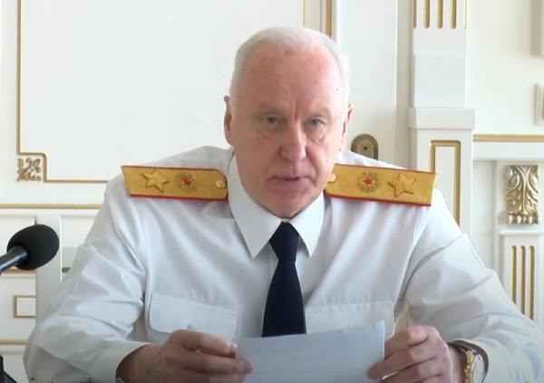 Председатель Следственного комитета России Александр Бастрыкин отреагировал на обращение родителей учеников одной из улан-удэнских школ. «Мы устали молчать и терпеть произвол со стороны директора! Учителя тоже боятся писать правду. Человек, который распускает руки, пьянствует, играет, угрожает, оскорбляет, забирает часть премий, сидит в кресле директора! Почему уволилась секретарь? Потому что директор распускает руки, будучи в нетрезвом состоянии в рабочее время. Она устала терпеть издевательства и оскорбления», - говорилось в обращении. Бастрыкин поручил представить ему доклад о ходе проверки, начатой региональным следственным управлением. По данным «Байкал-Daily», внутреннюю проверку проводит и комитет по образованию мэрии Улан-Удэ внутреннюю проверку. Ранее никаких жалоб на директора школы не было