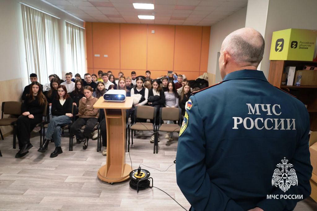 Сотрудники МЧС провели занятие по гражданской обороне и основам безопасности жизнедеятельности с учениками Генической школы №4  Детям напомнили об экстремальных и чрезвычайных ситуациях, которые могут застать их дома и на улице, а также об использовании средств индивидуальной защиты.   "Подобные мероприятия позволяют выработать у школьников прочные знания в области гражданской обороны, которые пригодятся им в жизни", — отметил заместитель начальника отдела защиты населения и территорий от ЧС управления гражданской обороны и защиты населения Иван Бузин.    ПОДПИСАТЬСЯ НА ТАВРИЮ