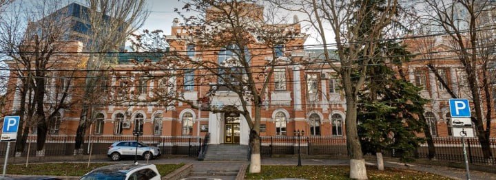 В Ростове отреставрируют историческое здание бывшего окружного суда Федеральный бюджет выделил 70 5 млн рублей на восстановление памятника архитектуры здания бывшего окружного суда на ул Социалистической 164 35 Что планируется сделать Капитальный ремонт кровли Восстановление южного и западного фасадов Реставрация дворовых фасадов и отдельных помещений внутри Прием заявок от подрядчиков продлится до 1 декабря 2025 года Все работы должны быть завершены до 30 октября 2026 года Напомним это здание 1914 года постройки объект культурного наследия возведенный по проектам архитекторов А Г Ерохина и П А Любимова domostroyrf