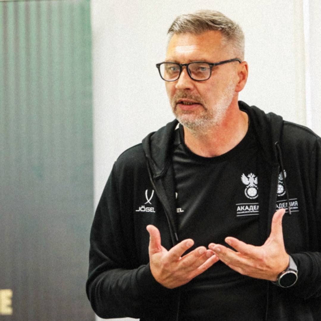 Локомотив предложил Сергею Овчинникову возглавить академию клуба РФС не хочет отпускать специалиста из своей академии Чемпионат Сейчас Овчинников занимает пост начальника отдела подготовки тренеров академии РФС   Все рекорды сезона в приложении ГОЛ