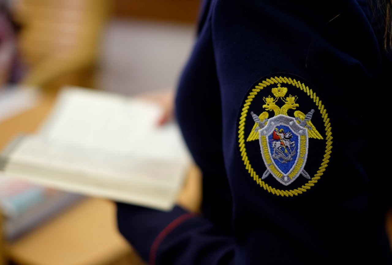 В Ардонском районе сотрудница отделения почтовой связи подозревается в служебном подлоге Правобережным межрайонном следственным отделом СУ СК России по РСО Алания возбуждено уголовное дело в отношении начальника одного из отделений почтовой связи Ардонского района республики Она подозревается в совершении преступления предусмотренного ч 1 ст 292 УК РФ служебный подлог По версии следствия в период с января 2022 года по июль 2025 года подозреваемая вносила заведомо ложные сведения в официальные документы табели учета рабочего времени об осуществлении женщиной трудовых функции которые она фактически не выполняла На основании указанных документов работнице незаконно начислялась заработная плата Следователем СК проводятся необходимые следственные действия направленные на установление всех обстоятельств произошедшего сбор и закрепление доказательственной базы Подписывайтесь на Следком по РСО Алания