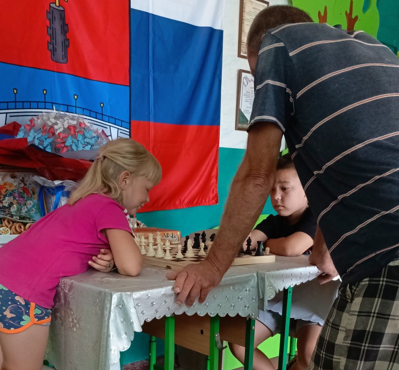 Шахматный турнир в Красноподольской библиотеке, приуроченный к Международному дню шахмат, прошел среди посетителей сельской библиотеки  Все началось с обучающей литературы: ребята вспомнили названия фигур и правила их движения по доске. Затем участники приступили к игре в шахматы. Каждый стремился стать победителем. Когда играли дети, взрослые охотно подсказывали и учили, а когда за доской оказывались взрослые, ребята с интересом наблюдали за процессом.  "Всем понравилось, и малыши многому научились. А главное — нам не было скучно!", -  отметила библиотекарь Юлия Санина.   Сайт Администрации Каховского МО   VK ОК