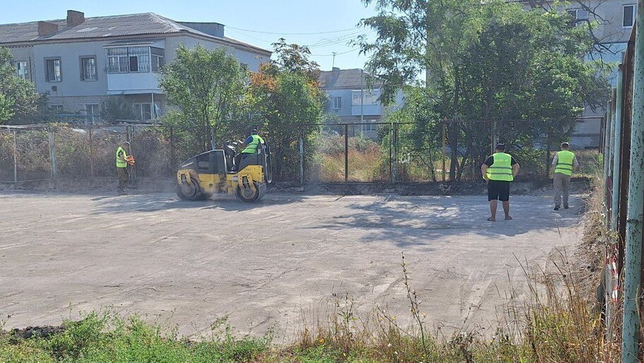 В Геническе откроется обновленная спортивная площадка  «Старое покрытие сняли, территорию выровняли, сейчас идет трамбовка основания. Материалы уже на месте. Ход ремонта контролирует депутат Херсонской областной Думы Энвер Абдураимов: на днях он обсудил с подрядчиком, как будут подключать освещение и как сохранить новое покрытие в чистоте до завершения работ», — пояснил губернатор Херсонской области Владимир Сальдо.   Он отметил, что планируется создать не просто место для спорта, а точку притяжения для всего города.  Фото: телеграм-канал губернатора Херсонской области Владимира Сальдо     , VK и ОК и читайте новости на нашем сайте