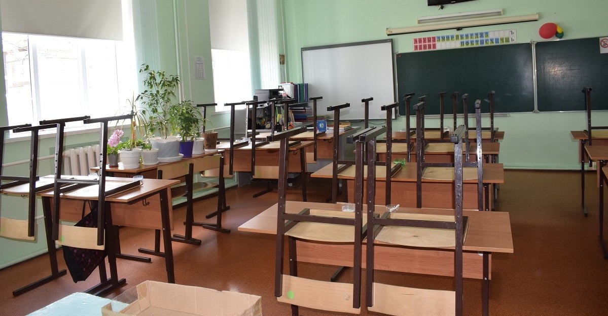 Более 2 600 школьников Курска заболели ОРВИ В школах города обучаются 54 029 человек В очном формате 97 3 в дистанционном 2 7 Как рассказал и о мэра Сергей Котляров отсутствуют по причине ОРВИ 2606 человек В детских садах заболеваемость еще выше В 675 дежурных группах 84 муниципальных дошкольных образовательных организаций находятся 9 070 детей это 52 от списочного состава добавил Сергей Котляров
