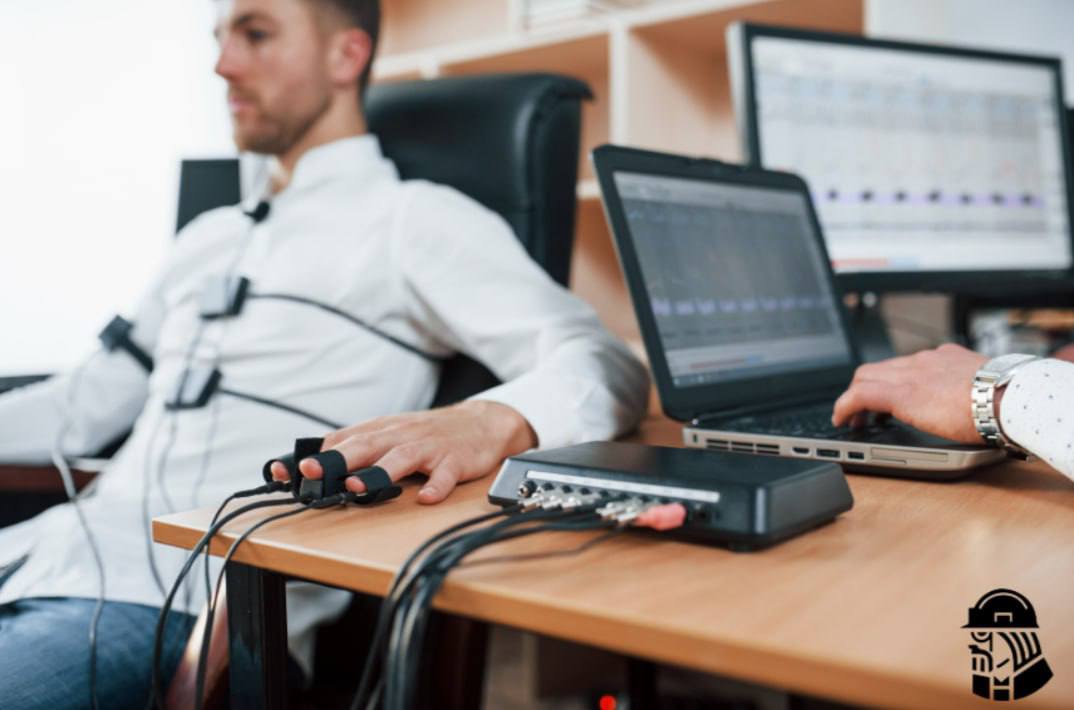 Продавцов жилья перед сделками начали проверять на детекторе лжи На рынке недвижимости столичного региона появилась новая практика в сделках особенно с участием пожилых продавцов покупатели всё чаще требуют проверки контрагента на детекторе лжи По данным юристов таких случаев уже около десяти Проверка на полиграфе помогает выявить наличие обременений давление на продавца или вопросы с его дееспособностью Хотя результаты теста не имеют юридической силы отказ от прохождения или негативные выводы становятся для покупателя веским основанием отказаться от сделки Уже есть примеры когда это позволило избежать потенциально проблемных покупок kvadratnymaster