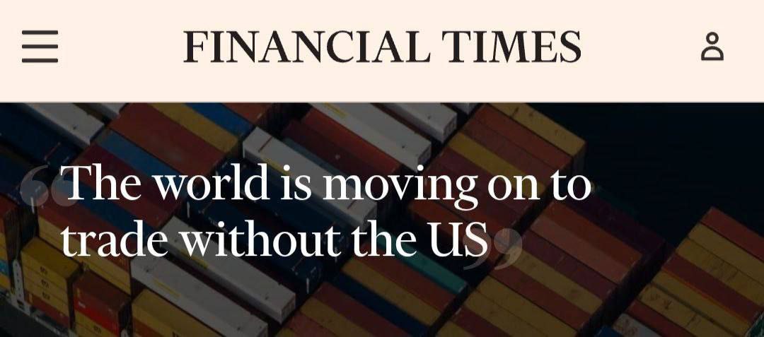 Мир торгует, США «быкует»: Financial Times анализирует возможные последствия «тарифной войны» Трампа и вспоминает, как это было в его первый срок.  Главное:    Агрессивная торговая политика Трампа может привести к дестабилизации мировой экономики, особенно если мировые державы примут ответные меры.    Трамп уже использовал тарифы в качестве рычага давления на государства в свой первый президентский срок, однако это не сработало, примером тому стал Китай — от своей политики американская экономика пострадала больше, чем китайская.   За последние 8 лет США потеряли около четверти от доли своей международной торговли.   С 2017 года США отказались от переговоров о партнерстве с ЕС и Азией и не заключили ни одного нового торгового соглашения, тогда как ЕС заключил их восемь, а Китай — девять, включая знаменательное партнерство 15 стран в Азии.   Из 10 самых быстрорастущих торговых коридоров 5 имеют точку назначения Китае и только 2 — в США.