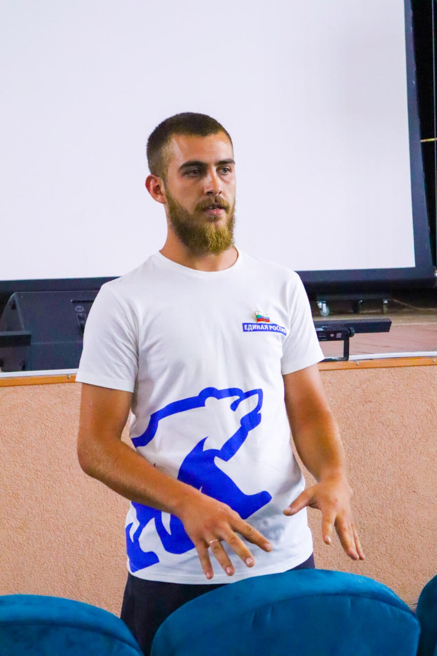 В поселке Беловодск прошел кинопоказ фильма "Роднина"   В Луганской Народной Республике состоялся масштабный показ биографического фильма "Роднина" известного режиссера Константина Статского. Это событие было связано с проектом «Детский спорт» партии «Единая Россия», который имеет поддержку Министерства культуры ЛНР.   Фильм демонстрировался в обновленных залах кинотеатров и культурных центров республики, которые прошли реконструкцию в рамках народной программы и программы модернизации, инициатором которой выступил Фонд Кино при поддержке Министерства культуры РФ.   В Беловодске Дом культуры посёлка стал площадкой для кинопоказа, на который пришли зрители различных возрастов, объединённых интересом к спортивным лидерам, прославившим нашу страну. Фильм повествует о жизни спортивной героини, её достижениях и преодоленных трудностях.    С вступительным словом к присутствующим обратились  Подробнее читайте на нашем сайте в ВК  #ЕР81 #ЕдинаяРоссия #ДетскийСпорт #партийныйпроект