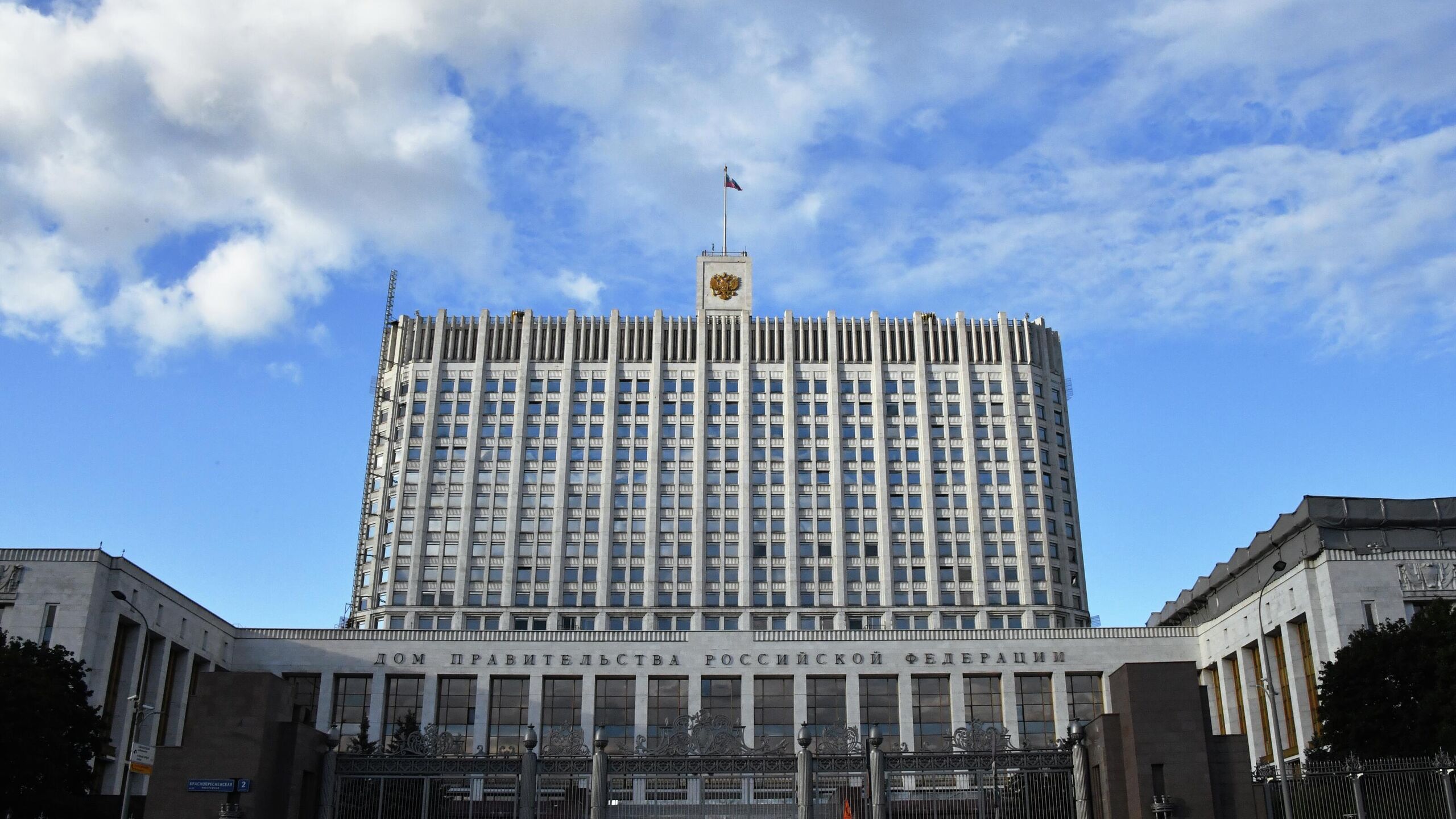 Правительство РФ подготовило второй пакет мер по защите граждан от онлайн и телефонных мошенников в него вошли около 20 мер заявил вице премьер РФ Дмитрий Григоренко Правительство подготовило второй пакет мер по защите граждан от мошенников В него вошли около 20 инициатив направленных на борьбу с киберпреступностью Среди них запрет на международные звонки без согласия абонента и обязательная маркировка таких вызовов Эта мера снизит риски телефонного мошенничества сказал Григоренко его слова приводят в аппарате Также в рамках второго пакета прорабатываются новые способы восстановления доступа к порталу Госуслуги в том числе с помощью биометрии при личном обращении в МФЦ А также вводятся ограничения по количеству банковских карт Это позволит уменьшить масштабы мошенничества ограничив возможность массового выпуска карт которые часто используются для обналичивания похищенных средств отметил Григоренко