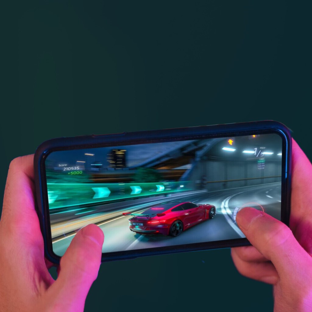 Arm объявила о нейроускорителях, встроенных прямо в GPU. Технология появится в 2026-м, но разработчики получили инструменты уже сейчас. Neural Super Sampling растягивает картинку с 540p до 1080p за 4 миллисекунды, при этом GPU работает в половину нагрузки.   Любопытно, что Arm делает всё открытым – архитектуру моделей, веса, инструменты переобучения. Полная противоположность закрытой экосистеме NVIDIA.  К 2026-му обещают удвоение частоты кадров через ИИ и трассировку лучей на смартфонах – области, где мобильники критически отстают от ПК. Если план сработает, граница между мобильной и десктопной графикой может исчезнуть.