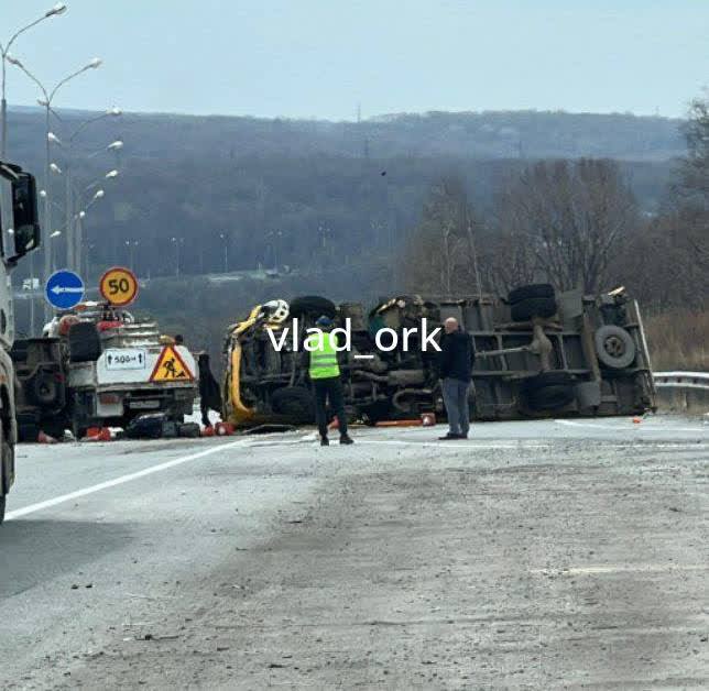 Серьезная авария с большегрузом заблокировала движение на трассе в сторону Владивостока В новых медиа сообщают, что на трассе Уссурийск — Владивосток минимум два грузовика лежат на боку рядом с кафе «Веселый Роджер», полностью перекрыв движение. По словам очевидцев, собирается огромная пробка. Источник: Vlad_Ork