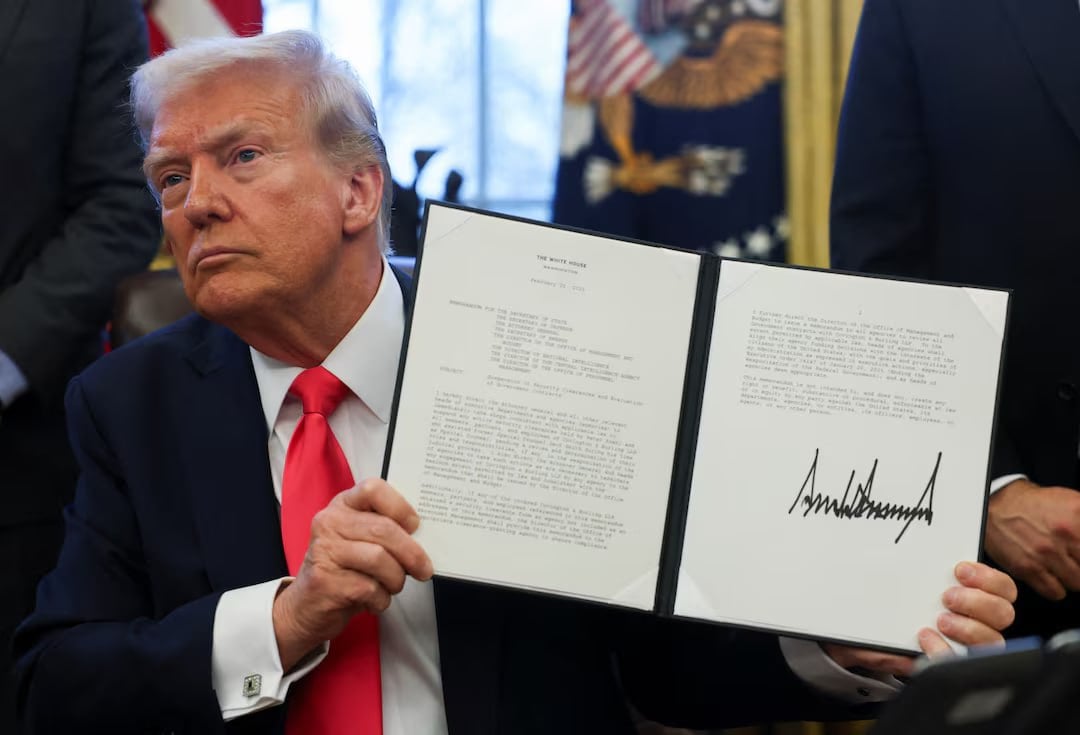 США запрещают въезд граждан из 12 стран – Белый дом Дональд Трамп подписал указ, который ограничивает въезд граждан из 12 стран. Указ полностью запрещает въезд в США для граждан Афганистана, Мьянмы, Чада, Конго, Экваториальной Гвинеи, Эритреи, Гаити, Ирана, Ливии, Сомали, Судана и Йемена. Кроме того, указ частично ограничивает въезд для граждан Бурунди, Кубы, Лаоса, Сьерра-Леоне, Того, Туркменистана и Венесуэлы. Указ предусматривает исключения для законных постоянных резидентов, владельцев существующих виз, определенных категорий виз и лиц, въезд которых отвечает национальным интересам США. #политика #мигранты Больше новостей США здесь. Подписывайся!