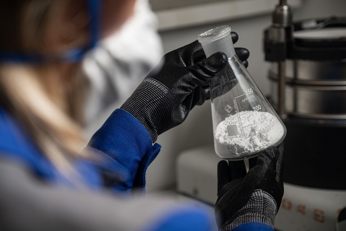 Росатом запустил производство оксинитрата циркония для нефтехимии На Чепецком механическом заводе создан промышленный малотоннажный участок по производству порошка оксинитрата циркония одного из основных компонентов катализаторов используемых в нефтепереработке для повышения качества и экологичности моторного топлива По оценкам экспертов потенциальный объем российского рынка оксинитрата циркония к 2027 году вырастет в 3 5 раза и достигнет более 70 тонн В отличие от продукции конкурентов оксинитрат циркония производства ЧМЗ глубоко очищен от гафния на экстракционном каскаде и получен без использования хлоридных сред Это обеспечивает конкурентное преимущество так как не нарушает процесс катализа и исключает коррозию оборудования Подписывайтесь на Росатом Оставляйте бусты новость ТВЭЛ ЧМЗ