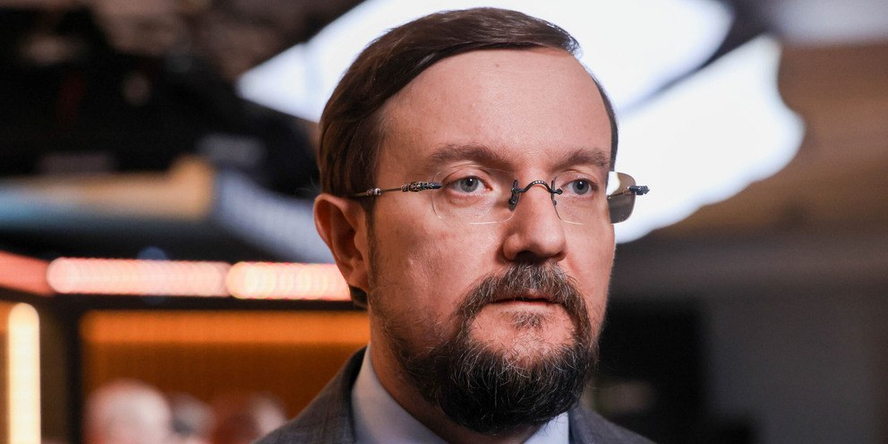 Сбер продал долю в Еаптеке структурам Алексея Репика Онлайн ритейлер Еаптека теперь полностью принадлежит структурам связанным с предпринимателем Алексеем Репиком которые выкупили у Сбера 45 компании Сделка была вынужденной считает директор по развитию RNC Pharma Николай Беспалов По его словам для Сбера актив оказался слишком узкопрофильным и сложным в управлении Ожидания роста из за возможного разрешения онлайн продаж рецептурных препаратов не оправдались и Еаптека осталась лишь сетью средних размеров