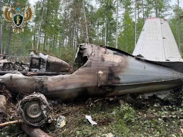 Следственный комитет назвал основную версию авиакатастрофы в Приамурье приоритетная версия не связана с техническим состоянием самолета Следователи не нашли технической неисправности и проблем с топливом у самолета Ан 24 потерпевшего крушение под Тындой Основной версией остается ошибка в действиях экипажа пишет ТАСС со ссылкой на Восточное межрегиональное управление СК на транспорте На сегодняшний день установлено что у воздушного судна отказов летного оборудования не было двигатели работали в момент столкновения с землей топливо на борту имелось Также установлено что погодные условия позволяли безопасно совершить посадку рассказали в ведомстве Крушение произошло 24 июля Борт авиакомпании Ангара летел по маршруту Хабаровск Благовещенск Тында Часть пассажиров вышла в Благовещенске на их места сели другие Самолет упал в труднодоступной местности в 15 километрах от Тынды Погибли 42 пассажира а также 6 членов экипажа Из 48 погибших 23 были жителями Приамурья Подробности ТЕЛЕПОРТ РФ здесь все об Амурской области Мы в МАХ Написать нам