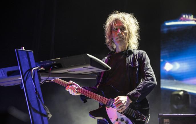 Умер Перри Бэмоунт гитарист и клавишник британской группы The Cure Заявление о смерти музыканта распространила рок группа The Cure в которой Бэмоунт много лет исполнял партии на гитаре и клавишных Перрии был отзывчивым человеком он сыграл жизненно важную роль в истории The Cure говорится в релизе Музыканту было 65 лет С группой The Cure Бэмоунт сотрудничал с 1984 года полноценным участником коллектива он стал в 1990 году С 2005 по 2022 он прекратил своё участие в группе но после вернулся в The Cure