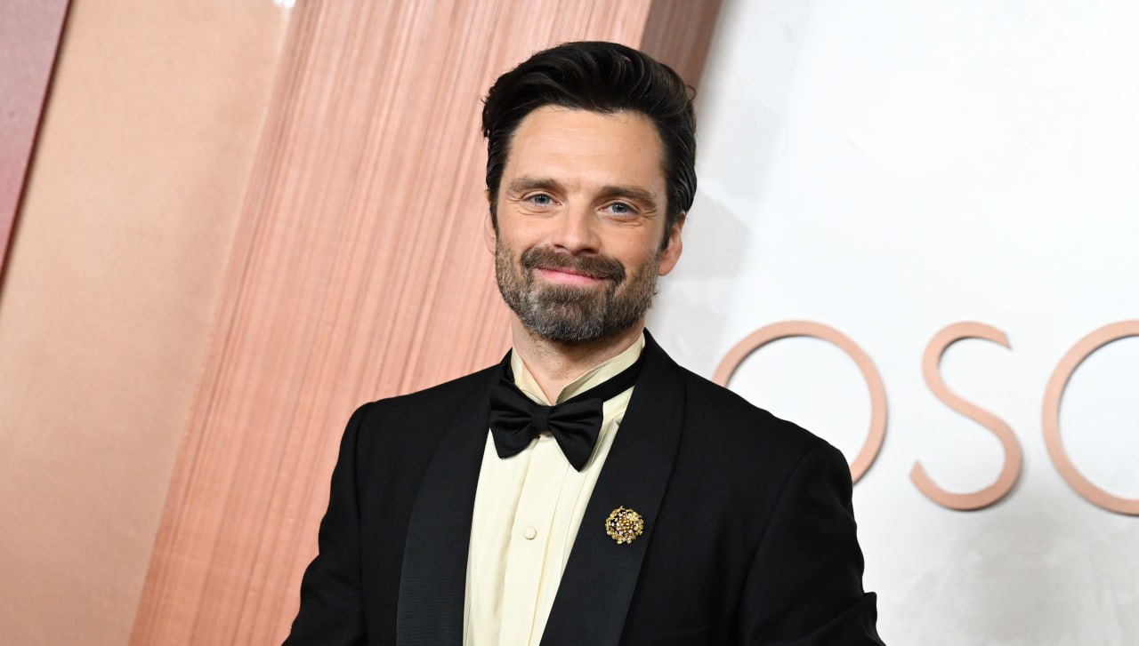 В сиквеле Бэтмена Мэтта Ривза готовится сыграть Себастиан Стэн известный по роли Зимнего Солдата Кого именно сыграет актер пока неизвестно Скарлетт Йоханссон также ведет переговоры о съемках Ожидается что Барри Кеоган вернется к роли Джокера Роберт Паттинсон вновь воплотит образ Брюса Уэйна а вот Зои Кравиц в фильме не появится Съемки второго Бэтмена начнутся весной а его выход намечен на 1 октября 2027 года Фото Getty Images Кинопоиск Новости