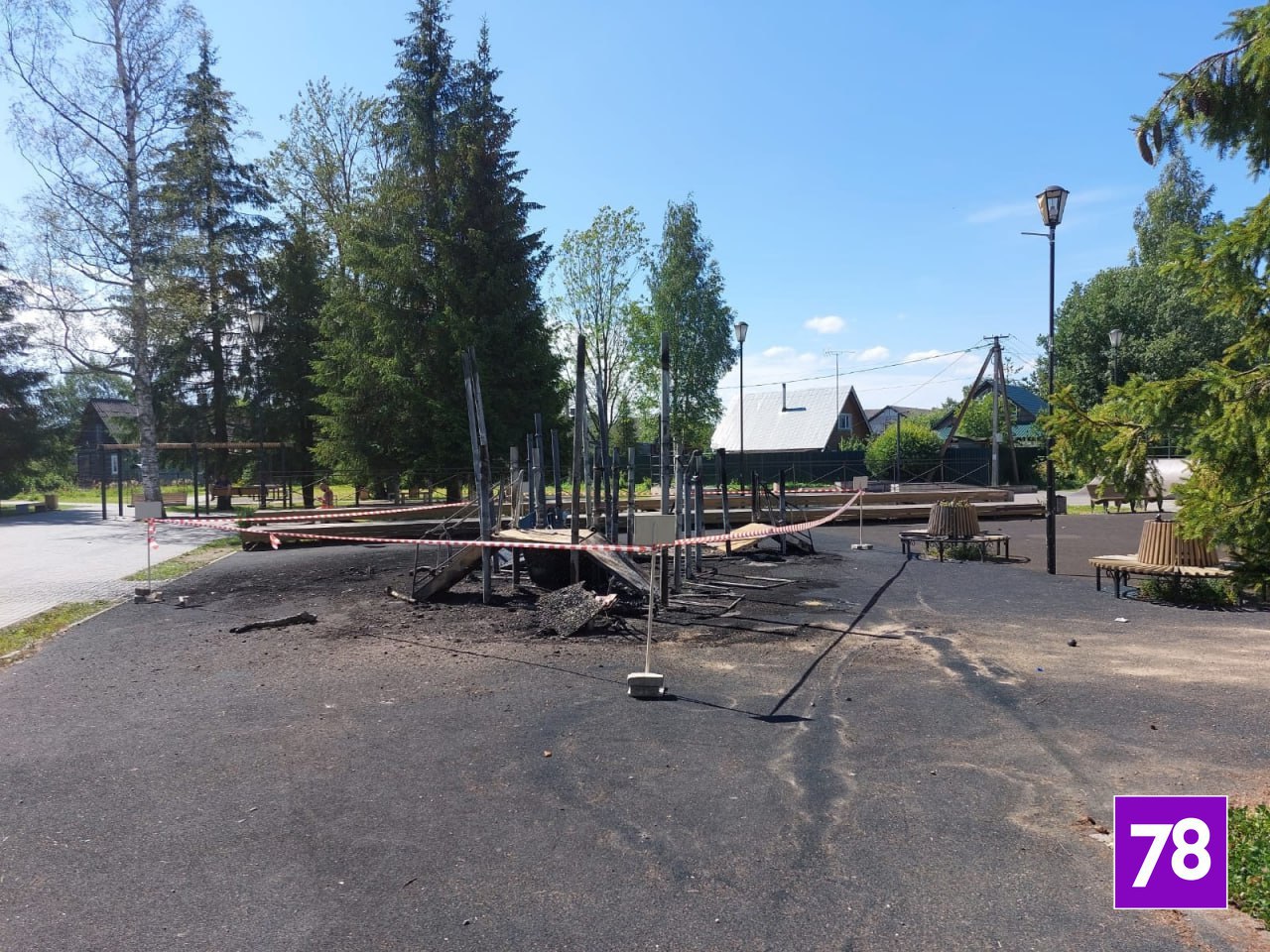 Полиция ищет поджигателей детской площадки за 3,3 млн рублей в посёлке Рахья Пожар в игровой зоне на Октябрьском шоссе произошёл в ночь на воскресенье. По информации источника , к фаер-шоу причастны четыре человека — сначала они сломали две скамейки, чтобы намутить «дров», а потом подожгли их возле детского комплекса. Стоит площадка около 3,3 млн рублей. Правоохранители ищут уничтожителей муниципального имущества и настроения детей. администрация Рахьинского городского поселения Подписаться Прислать новость