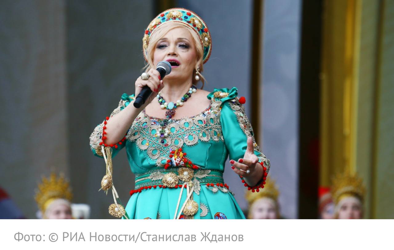 Надежда Кадышева стала самой упоминаемой певицей в СМИ. Она обошла Шамана, Бузову и даже Басту. Также, в прошлом месяце она стала самой высокооплачиваемой российской знаменитостью. Цена за один концерт «Золотого кольца» выросла до 15-20 миллионов рублей, а концерты расписаны до конца года. В чем феномен, спросите вы? Снова зумеры! Летом 2024 года в соцсетях завирусилась ее песня «Плывет веночек», попав в тренды стриминговых платформ. А там уже подхватили и миллинеалы с «Широка река» и «Я не колдунья». Эксперты объясняют феномен дефицитом душевности нашего времени, причем для всех поколений. Ну а зумеры самые мощные трендсеттеры во всём мире.